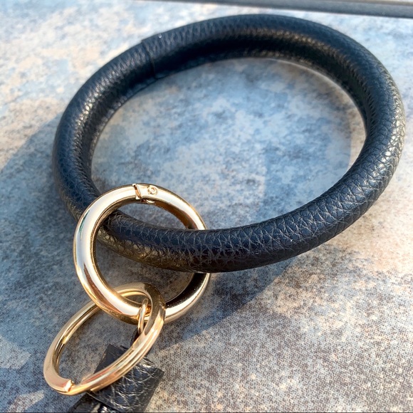 BLACK CIRCLE KEYCHAIN WRISTLET - Picture 6 of 14